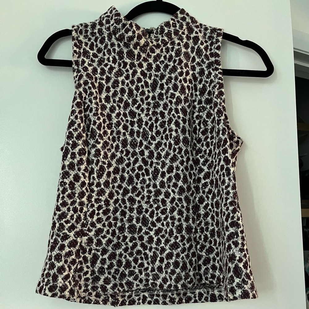 Sleeveless high neck leopard print top